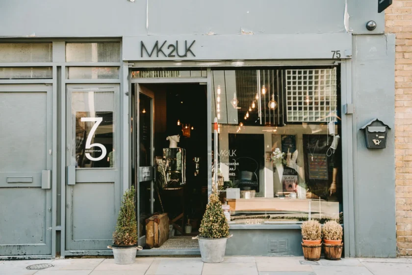 Do-you-know-if-your-store-is-well-located-and-how-many-people-walk-past-it-every-day-scaled